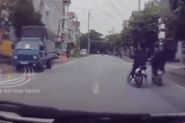 Phóng nhanh, cô gái ngã trước đầu xe tải-1