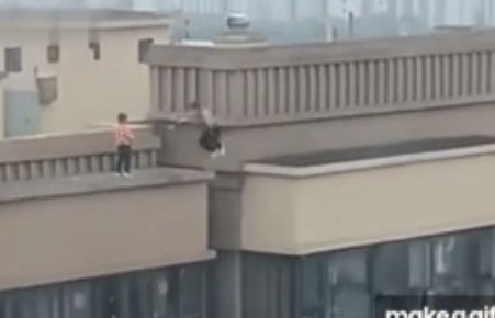 Chơi đùa trên nóc nhà 22 tầng, bé trai nhảy nhót qua lại giữa 2 toà nhà khiến dân tình thót tim-2