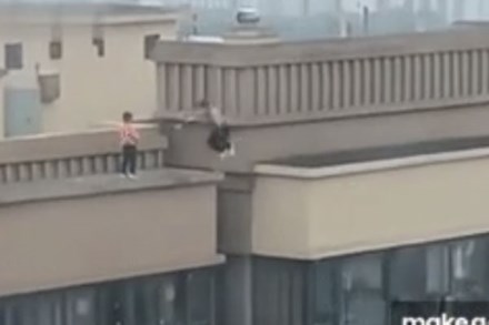 Chơi đùa trên nóc nhà 22 tầng, bé trai nhảy nhót qua lại giữa 2 toà nhà khiến dân tình thót tim