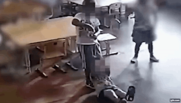 Mẹ đón con từ trường về với vết thâm tím trên cổ, bủn rủn tay chân khi xem lại camera nhưng giận run người với câu trả lời của giáo viên-1