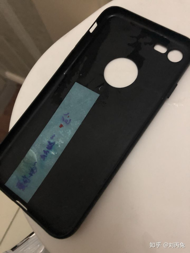 Tình cờ phát hiện ra bí mật trong chiếc ốp điện thoại của chồng, cô vợ phải bật khóc nghẹn ngào-2