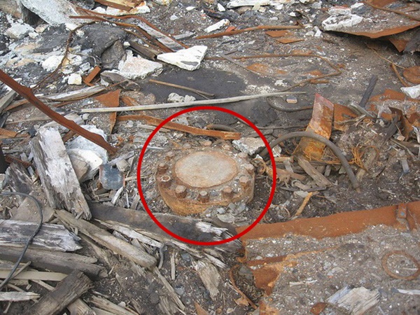 Chiếc đĩa bé xíu trông như mảnh sắt vụn nhưng đố ai nhấc lên được, bên dưới còn cất giấu bí mật lịch sử gây choáng váng-1