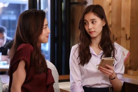 Thấy mẹ chồng lén lút đưa cho con gái cuốn sổ đỏ, tôi can ngăn thì bà nói một câu khiến hai vợ chồng tôi chao đảo