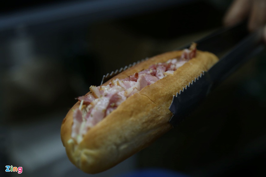 Tranh cãi về quán bánh mì bán thịt sống ở Hà Nội-3