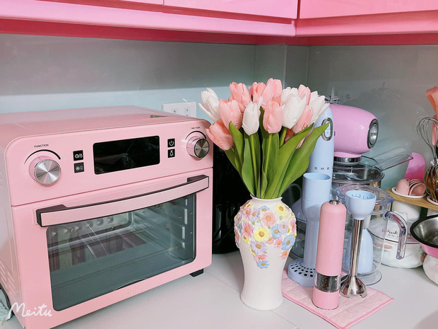 Căn bếp hồng toàn tập của Quỳnh Kool có gì mà người khen xinh, người lại chê không hợp để nấu nướng, đụng đâu vỡ đấy?-2