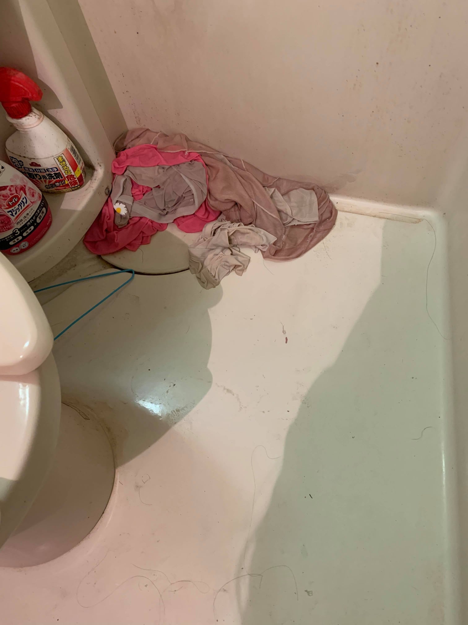 Bên trong phòng trọ gây kinh hãi của một hot girl: Ra ngoài bóng bẩy như tiểu thư về nhà tắm xong không giặt mà quăng xuống nền toilet cho khô?!-3