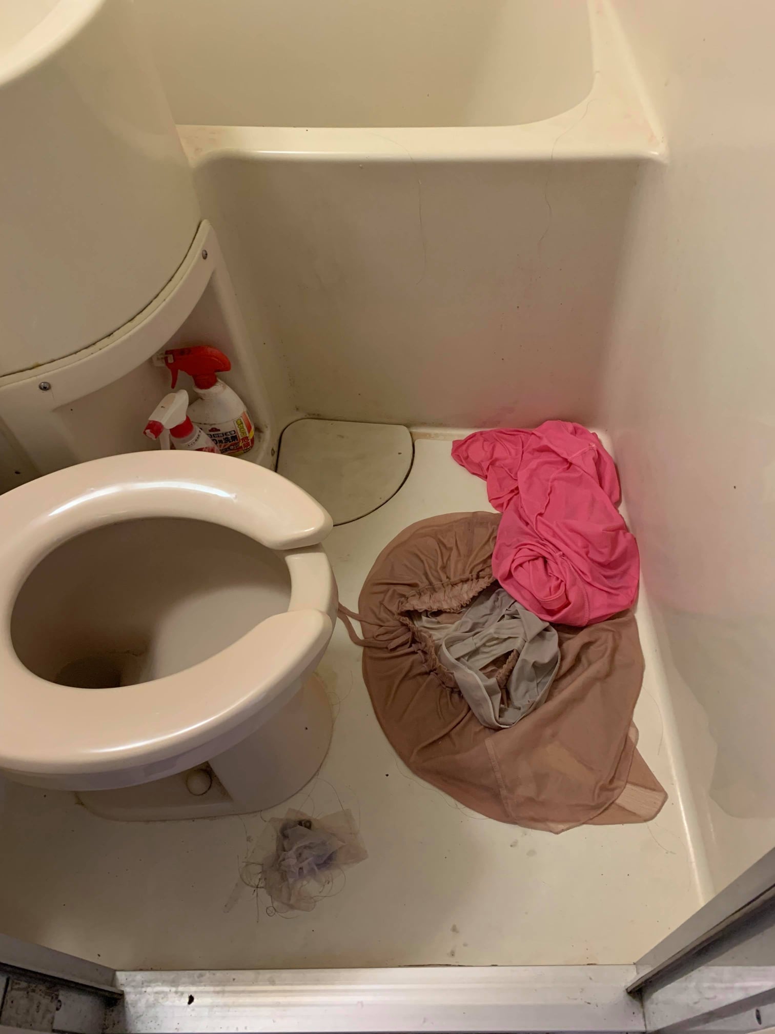 Bên trong phòng trọ gây kinh hãi của một hot girl: Ra ngoài bóng bẩy như tiểu thư về nhà tắm xong không giặt mà quăng xuống nền toilet cho khô?!-4