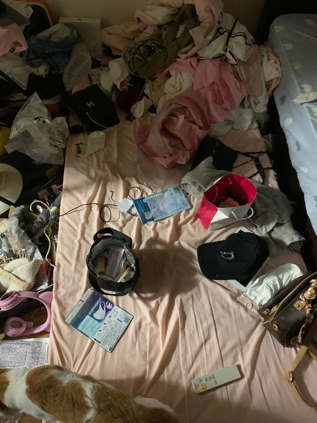 Bên trong phòng trọ gây kinh hãi của một hot girl: Ra ngoài bóng bẩy như tiểu thư về nhà tắm xong không giặt mà quăng xuống nền toilet cho khô?!-1