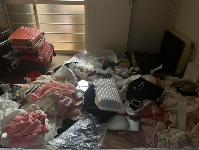 Bên trong phòng trọ gây kinh hãi của một hot girl: Ra ngoài bóng bẩy như tiểu thư về nhà tắm xong không giặt mà quăng xuống nền toilet cho khô?!-2