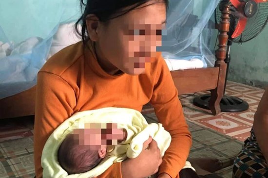 Bé gái khù khờ bị hiếp dâm, làm mẹ ở tuổi 15
