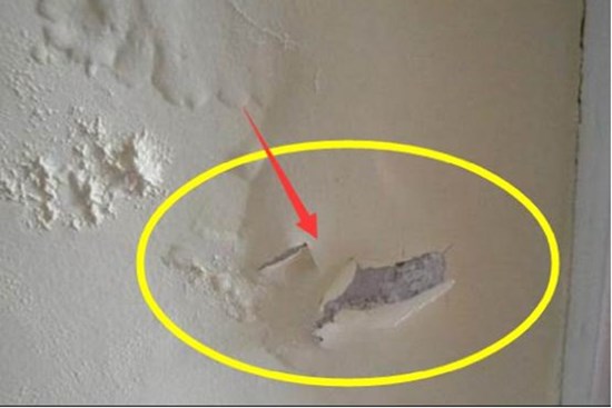 Tường nhà bị ẩm mốc, phồng rộp hoặc bong tróc? Không cần tốn tiền gọi thợ đến sửa, bạn hãy học mẹo này là giải quyết được ngay