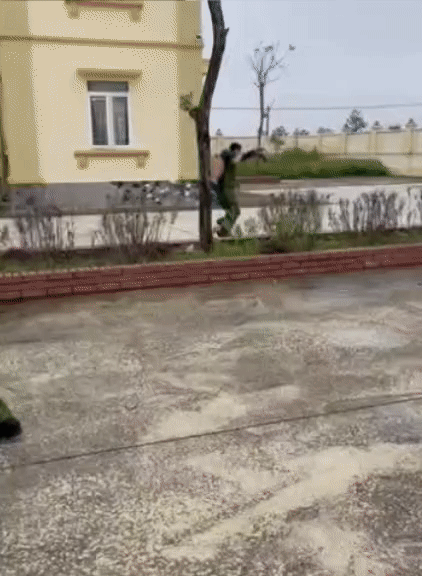 Clip Thượng uý công an bế ngược cháu bé đuối nước chạy quanh sân, cứu sống thần kỳ-1