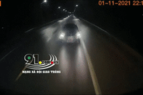 Chạy lấn làn, xe máy bị xe tải tông trúng 2 lần liên tiếp-1