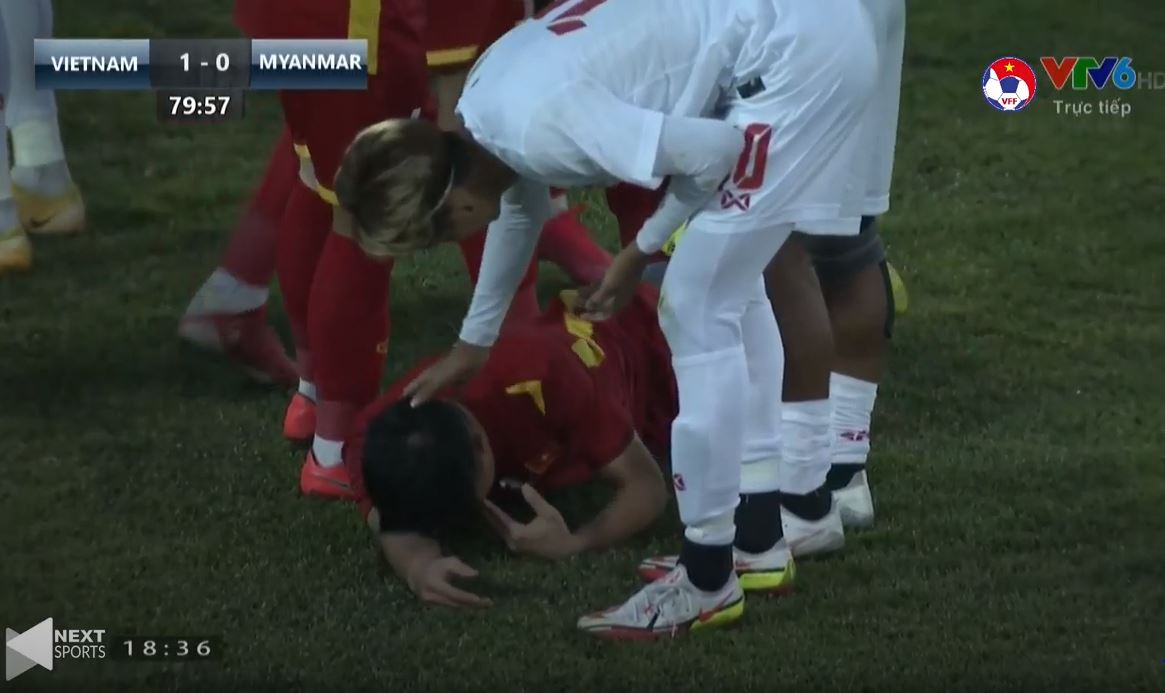 Đánh thẳng mặt Hoàng Anh của U23 Việt Nam, cầu thủ U23 Myamar phải nhận thẻ đỏ-2