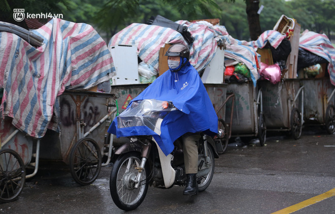 Hà Nội: Bãi Nam Sơn tạm dừng tiếp nhận rác, nhiều nơi trong nội đô rác ứ đọng cao hơn đầu người-5