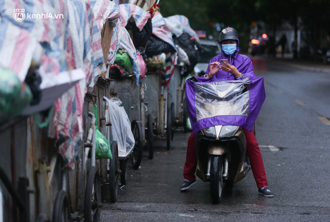 Hà Nội: Bãi Nam Sơn tạm dừng tiếp nhận rác, nhiều nơi trong nội đô rác ứ đọng cao hơn đầu người-4