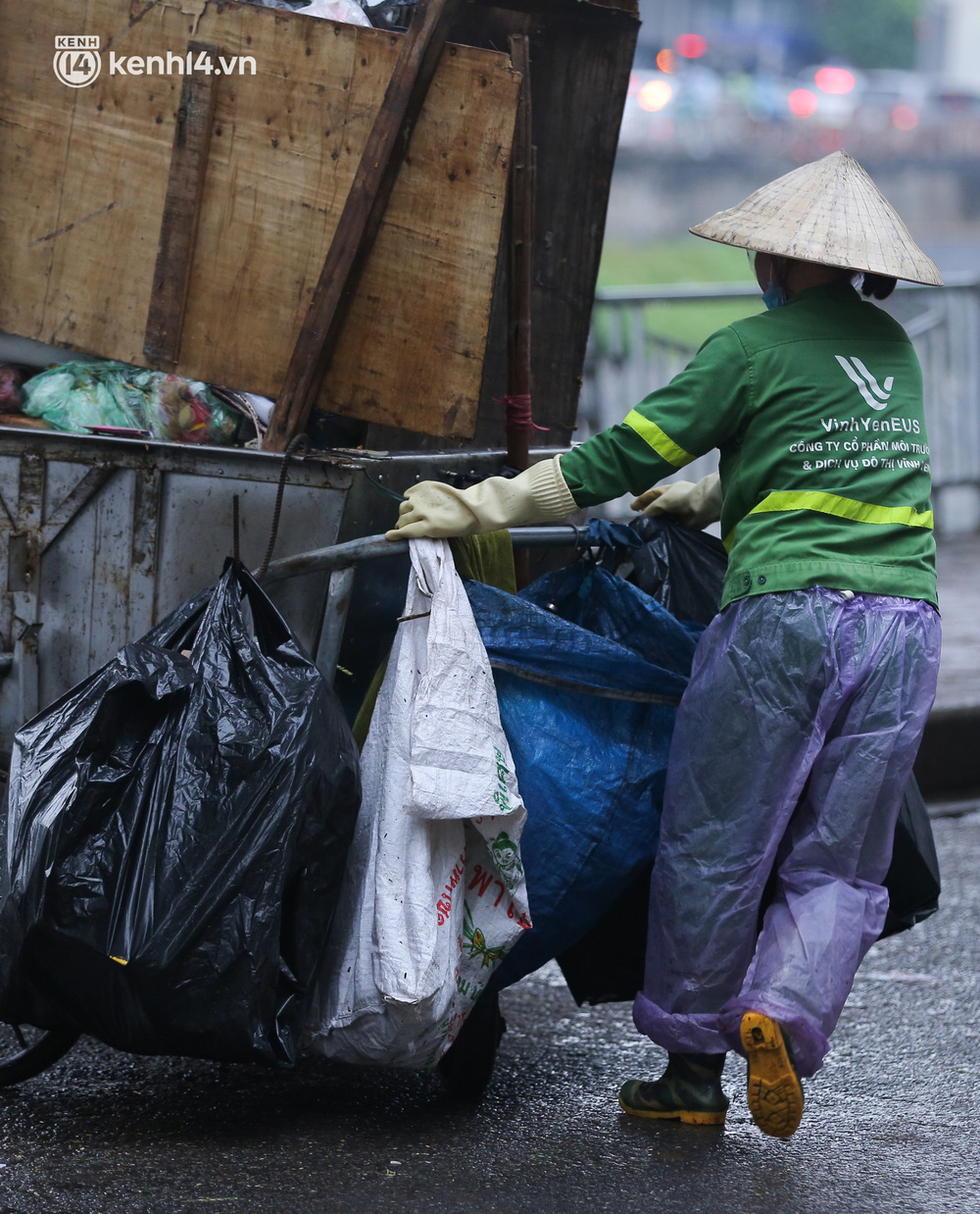 Hà Nội: Bãi Nam Sơn tạm dừng tiếp nhận rác, nhiều nơi trong nội đô rác ứ đọng cao hơn đầu người-7