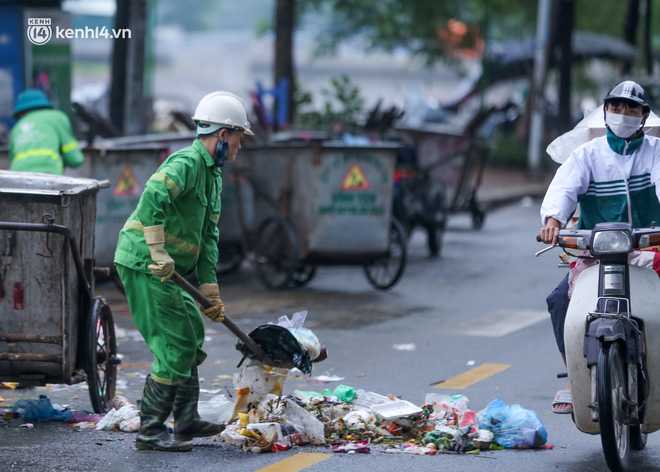 Hà Nội: Bãi Nam Sơn tạm dừng tiếp nhận rác, nhiều nơi trong nội đô rác ứ đọng cao hơn đầu người-13
