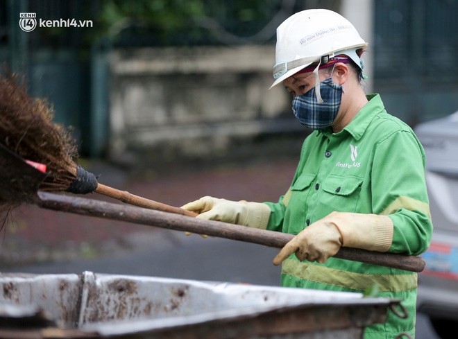Hà Nội: Bãi Nam Sơn tạm dừng tiếp nhận rác, nhiều nơi trong nội đô rác ứ đọng cao hơn đầu người-14