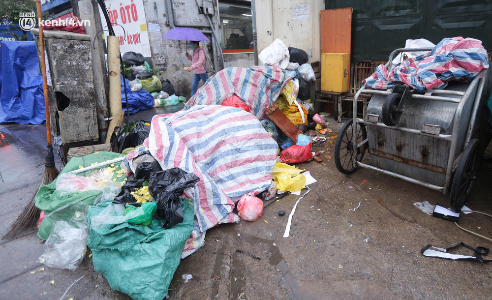 Hà Nội: Bãi Nam Sơn tạm dừng tiếp nhận rác, nhiều nơi trong nội đô rác ứ đọng cao hơn đầu người-2
