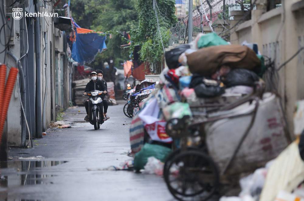 Hà Nội: Bãi Nam Sơn tạm dừng tiếp nhận rác, nhiều nơi trong nội đô rác ứ đọng cao hơn đầu người-3