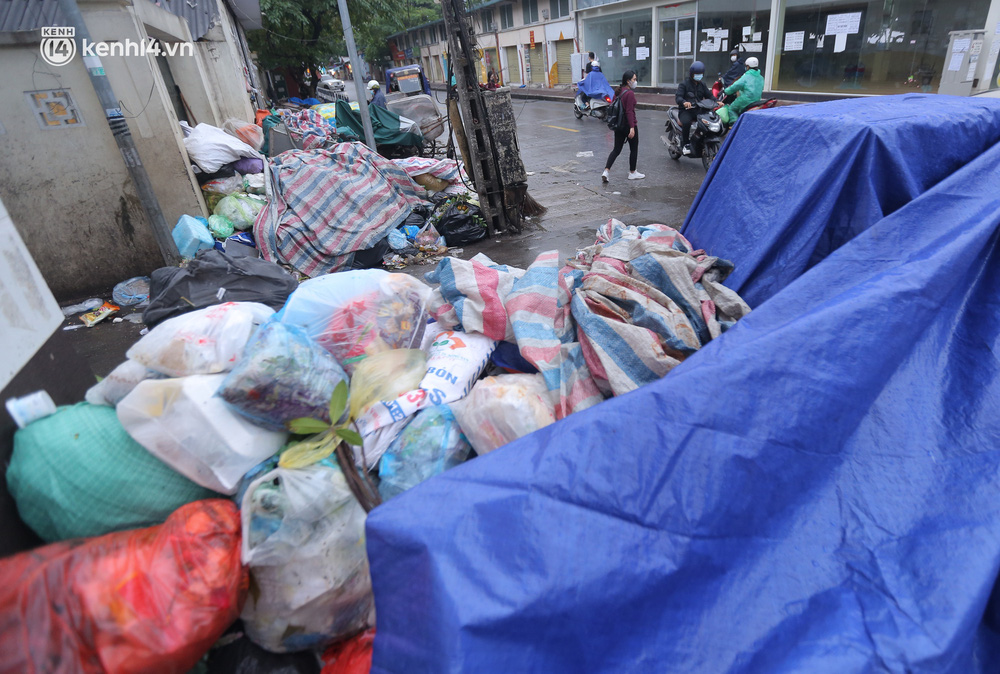 Hà Nội: Bãi Nam Sơn tạm dừng tiếp nhận rác, nhiều nơi trong nội đô rác ứ đọng cao hơn đầu người-1