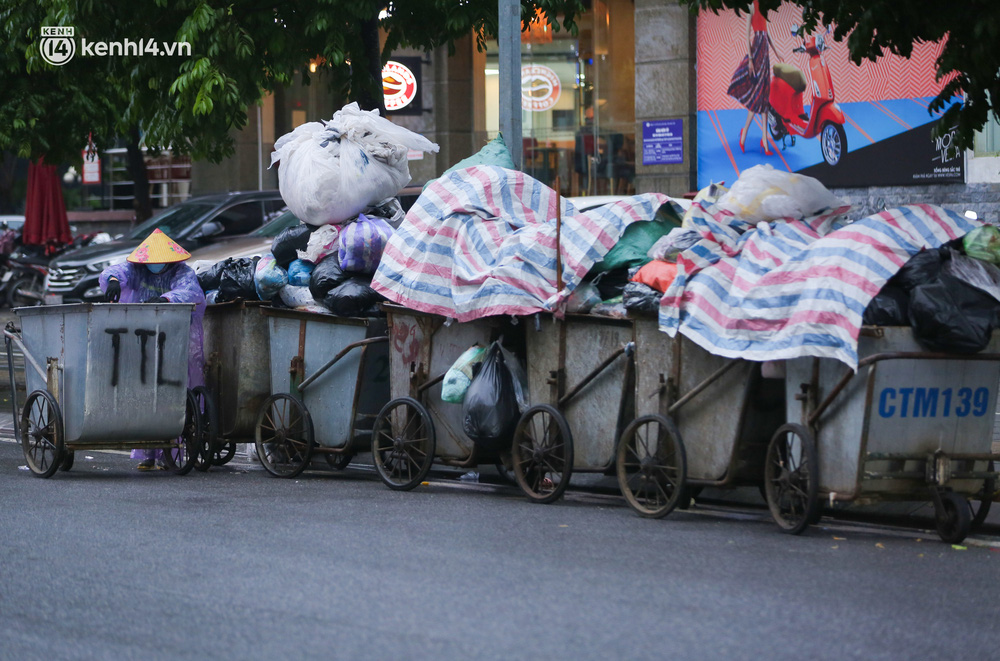 Hà Nội: Bãi Nam Sơn tạm dừng tiếp nhận rác, nhiều nơi trong nội đô rác ứ đọng cao hơn đầu người-9