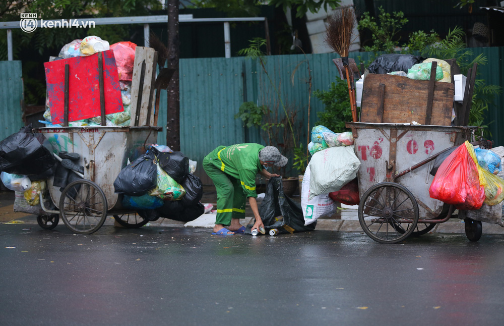 Hà Nội: Bãi Nam Sơn tạm dừng tiếp nhận rác, nhiều nơi trong nội đô rác ứ đọng cao hơn đầu người-10