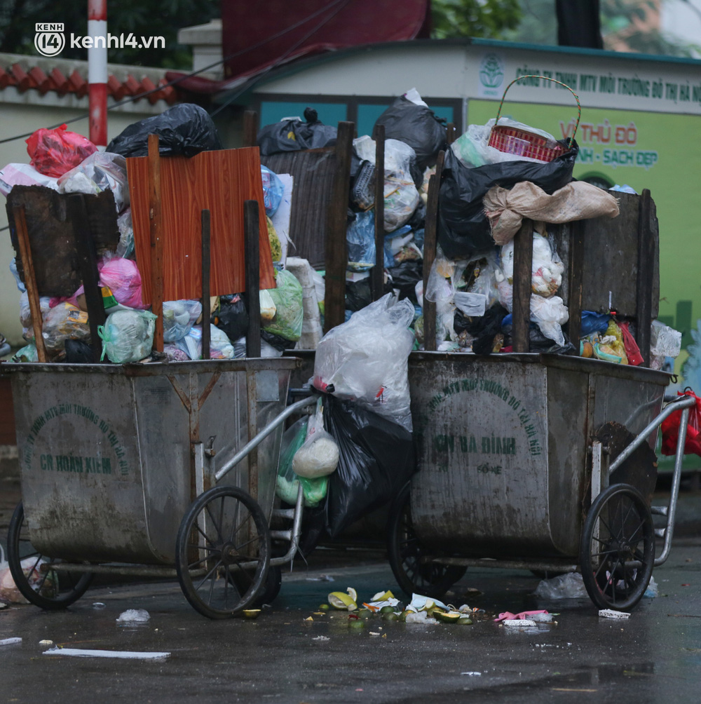 Hà Nội: Bãi Nam Sơn tạm dừng tiếp nhận rác, nhiều nơi trong nội đô rác ứ đọng cao hơn đầu người-8