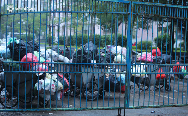 Hà Nội: Bãi Nam Sơn tạm dừng tiếp nhận rác, nhiều nơi trong nội đô rác ứ đọng cao hơn đầu người-11