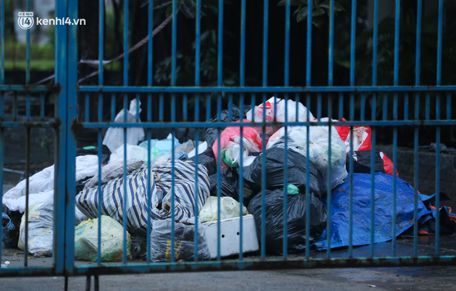 Hà Nội: Bãi Nam Sơn tạm dừng tiếp nhận rác, nhiều nơi trong nội đô rác ứ đọng cao hơn đầu người-12