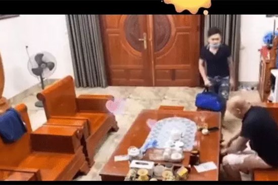 Đang ôm ấp thắm thiết, bố hốt hoảng giãy nảy khi nghe thông báo: 