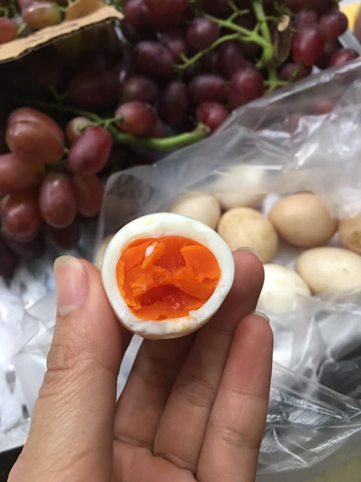 Trứng gà so thả đồi tối ngủ trên cây, bé bằng ngón chân cái nhưng giá cao hơn trứng thường, khách vẫn tranh nhau mua về ăn thử-3