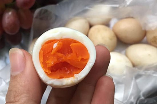 Trứng gà so thả đồi 
