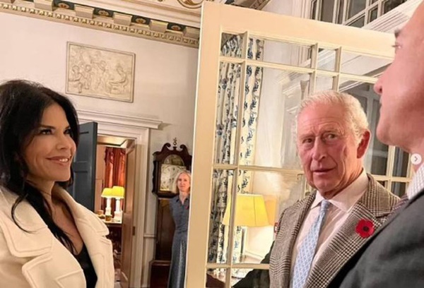 Tỷ phú Amazon cùng người tình đi gặp Thái tử nước Anh, kẻ thứ 3 gây chú ý với chi tiết kém sang-3