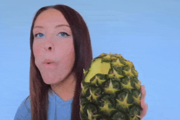 Cho quả dứa vào miệng nhai ngon lành, Tiktoker khiến dân mạng sởn da gà, xem loạt video lạ đời mới rõ mưu mô phía sau-1