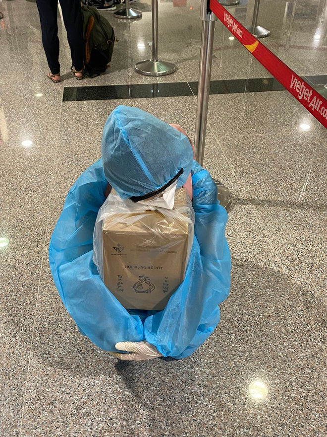 Cô gái quỳ gối ôm hũ cốt của ba ở sân bay: Cả đời đi máy bay 1 lần, lúc về chỉ còn tàn tro-1