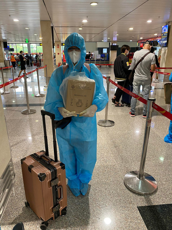 Cô gái quỳ gối ôm hũ cốt của ba ở sân bay: Cả đời đi máy bay 1 lần, lúc về chỉ còn tàn tro-3