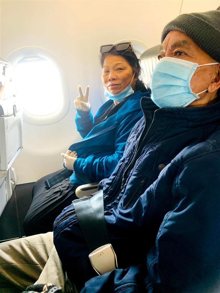 Cô gái quỳ gối ôm hũ cốt của ba ở sân bay: Cả đời đi máy bay 1 lần, lúc về chỉ còn tàn tro-4