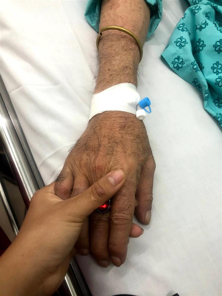 Cô gái quỳ gối ôm hũ cốt của ba ở sân bay: Cả đời đi máy bay 1 lần, lúc về chỉ còn tàn tro-5