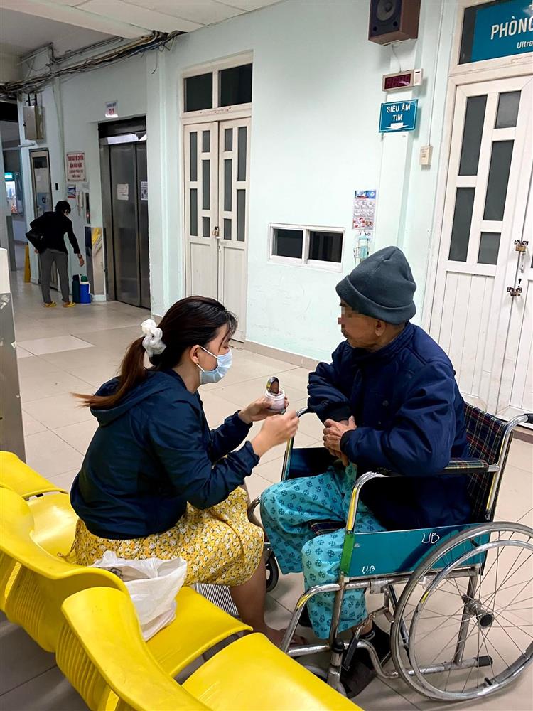 Cô gái quỳ gối ôm hũ cốt của ba ở sân bay: Cả đời đi máy bay 1 lần, lúc về chỉ còn tàn tro-6