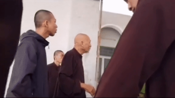 Clip Tịnh thất Bồng Lai kéo lên công an đòi Diễm My, tuyên bố có chủ quyền với con bé-1