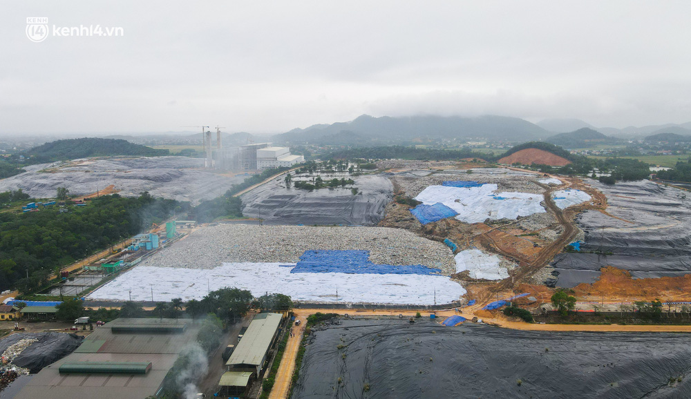 Hà Nội: Cận cảnh hồ chứa của bãi rác lớn nhất Hà Nội quá tải vì mưa nhiều-1