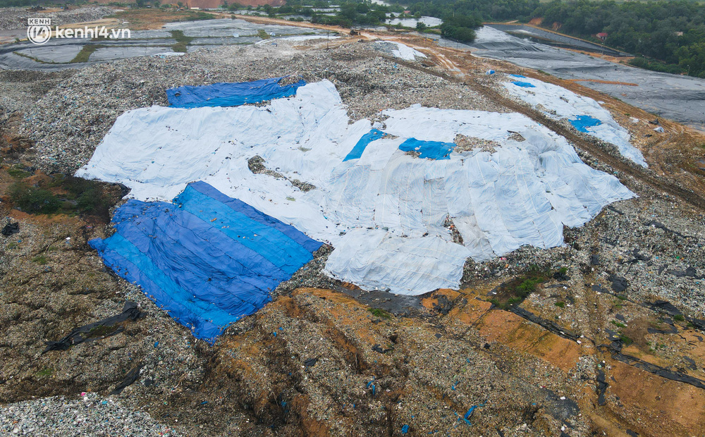 Hà Nội: Cận cảnh hồ chứa của bãi rác lớn nhất Hà Nội quá tải vì mưa nhiều-3