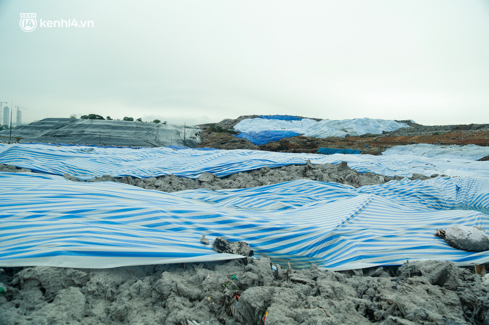 Hà Nội: Cận cảnh hồ chứa của bãi rác lớn nhất Hà Nội quá tải vì mưa nhiều-5