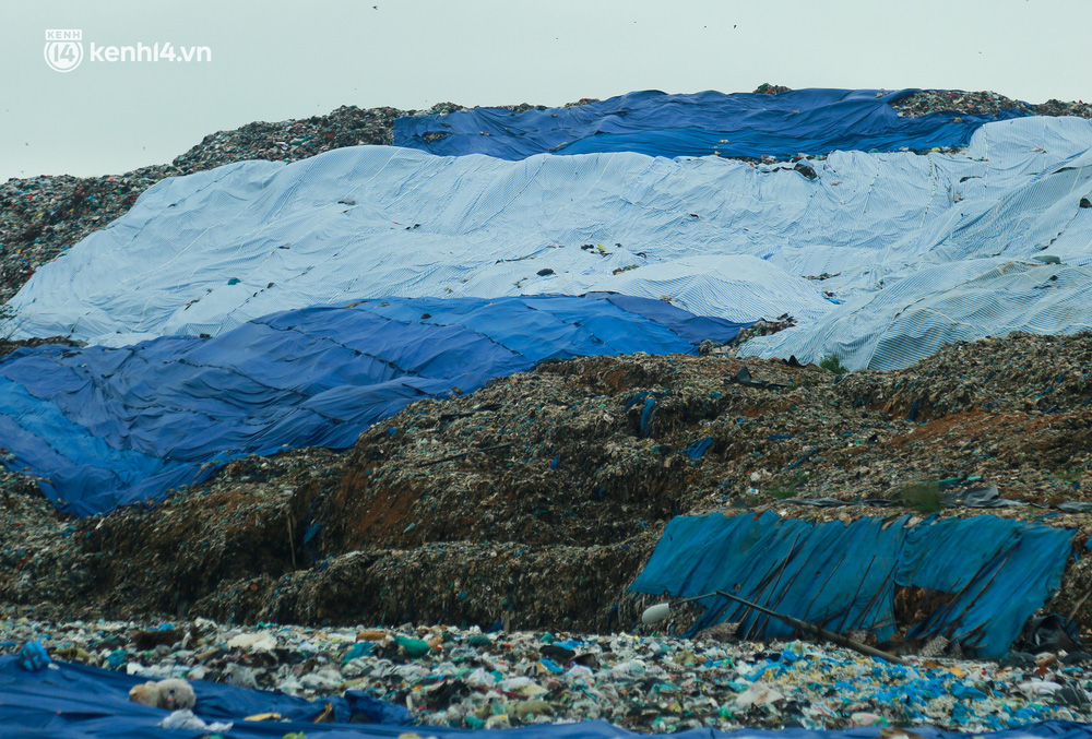 Hà Nội: Cận cảnh hồ chứa của bãi rác lớn nhất Hà Nội quá tải vì mưa nhiều-6