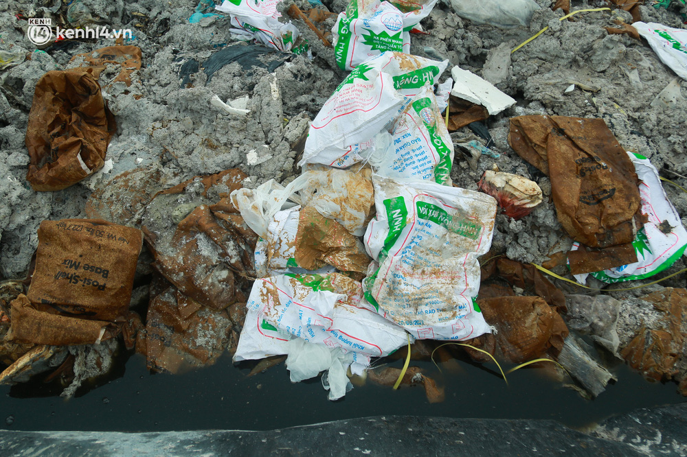 Hà Nội: Cận cảnh hồ chứa của bãi rác lớn nhất Hà Nội quá tải vì mưa nhiều-7