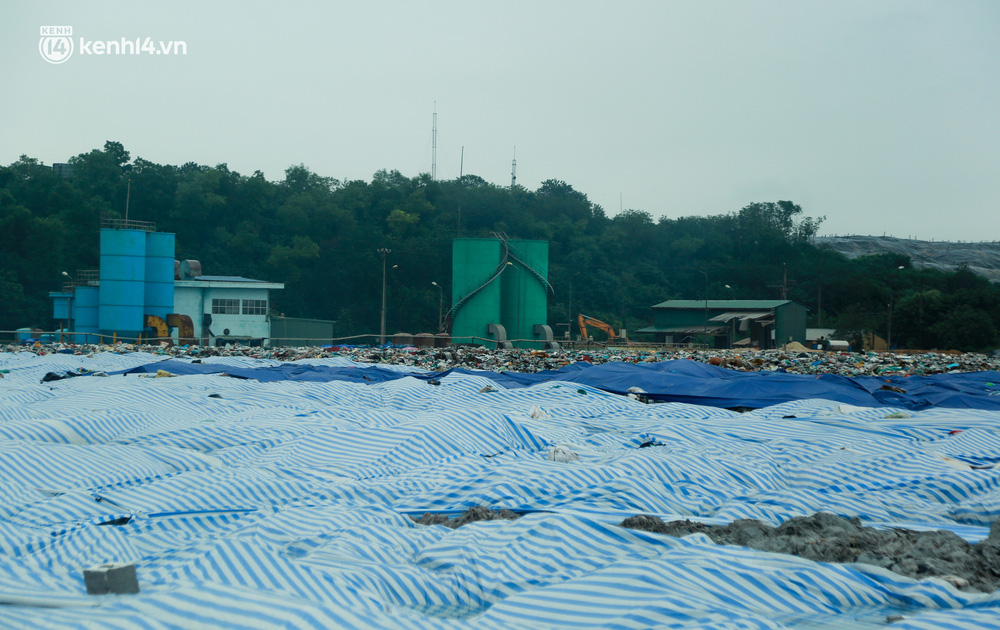 Hà Nội: Cận cảnh hồ chứa của bãi rác lớn nhất Hà Nội quá tải vì mưa nhiều-8
