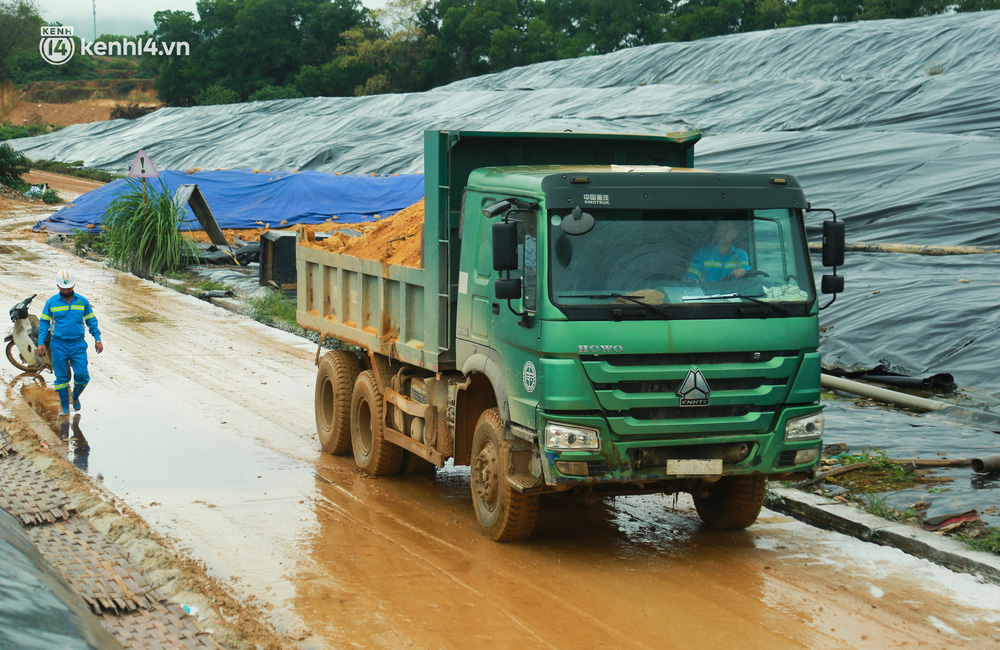 Hà Nội: Cận cảnh hồ chứa của bãi rác lớn nhất Hà Nội quá tải vì mưa nhiều-11