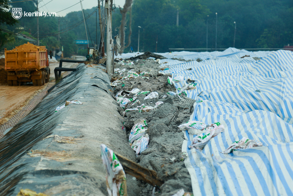 Hà Nội: Cận cảnh hồ chứa của bãi rác lớn nhất Hà Nội quá tải vì mưa nhiều-9